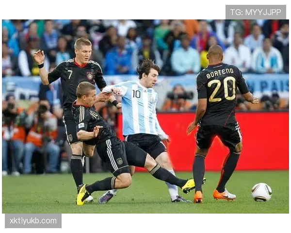 关键战里，年少马拉多纳盘带撕后防，晚期直塞转型